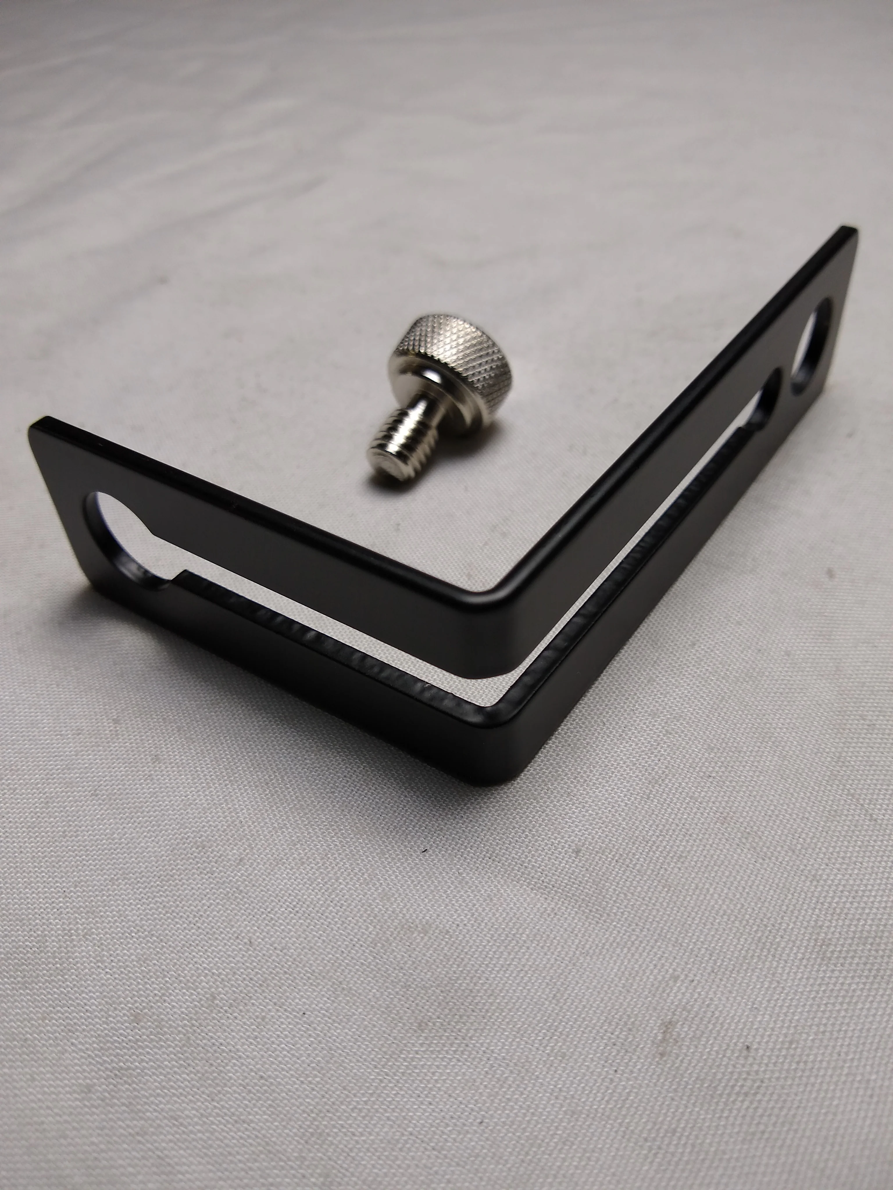 ROCKSHIELD 1 L BRACKET INCLUDES THE SCREW